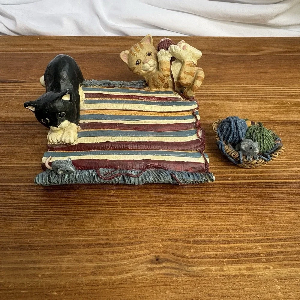 Vintage Figi Graphics 1996 Cats on Rug Figurine Removable Basket Resin